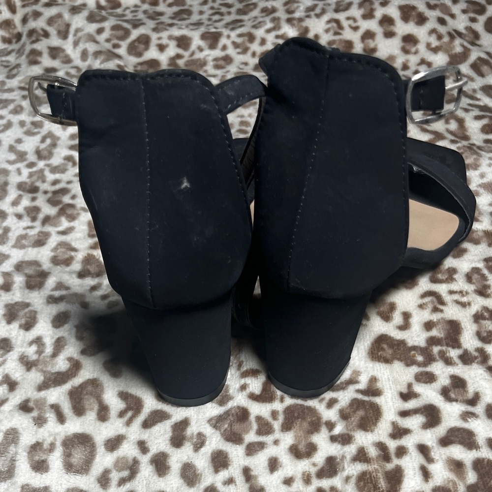 Elegant Black Women's Shoes - Picture 4 of 5